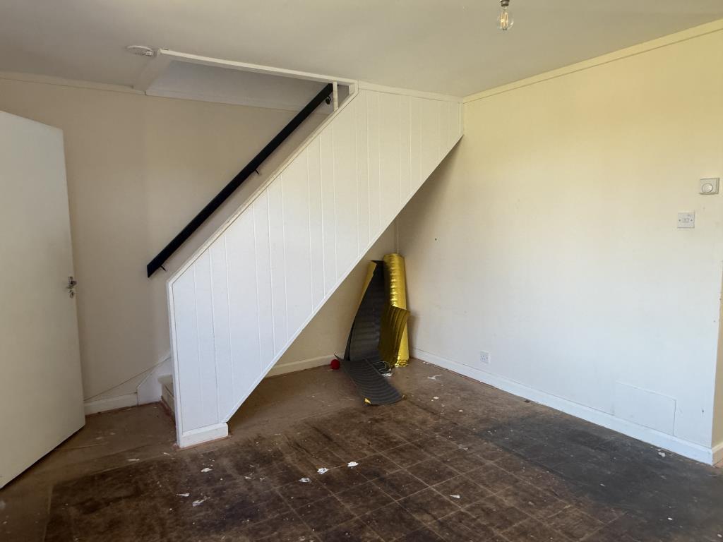 Lot: 118 - HOUSE IN NEED OF IMPROVEMENT - Living Room of House in Need of Improvement